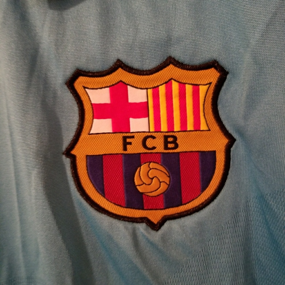 *SOLD* FCB Qatar Airways shirt and shorts - Picture 3 of 5